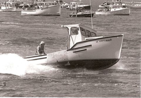Vehicle, Water transportation, Boat, Speedboat, Watercraft, Boating, Recreation, Naval architecture, 