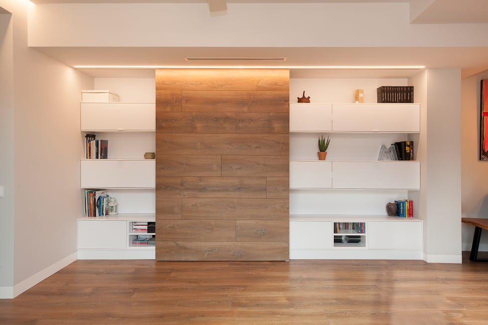 mueble de televisión con puerta corredera de madera