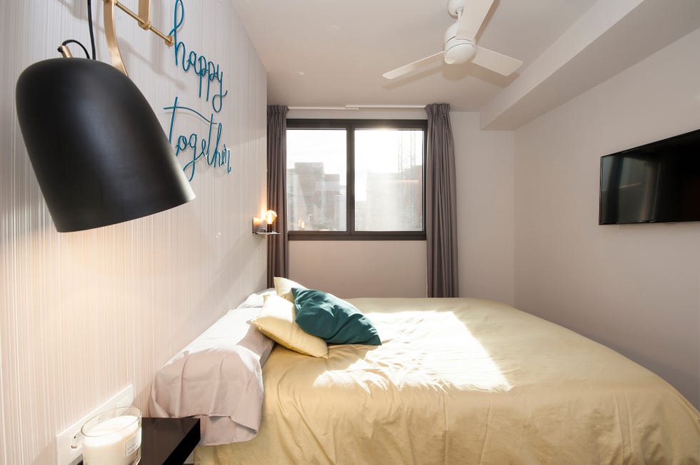 dormitorio pequeño decorado en blanco con ventana