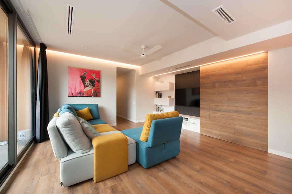 salón abierto con sofá modular de colores