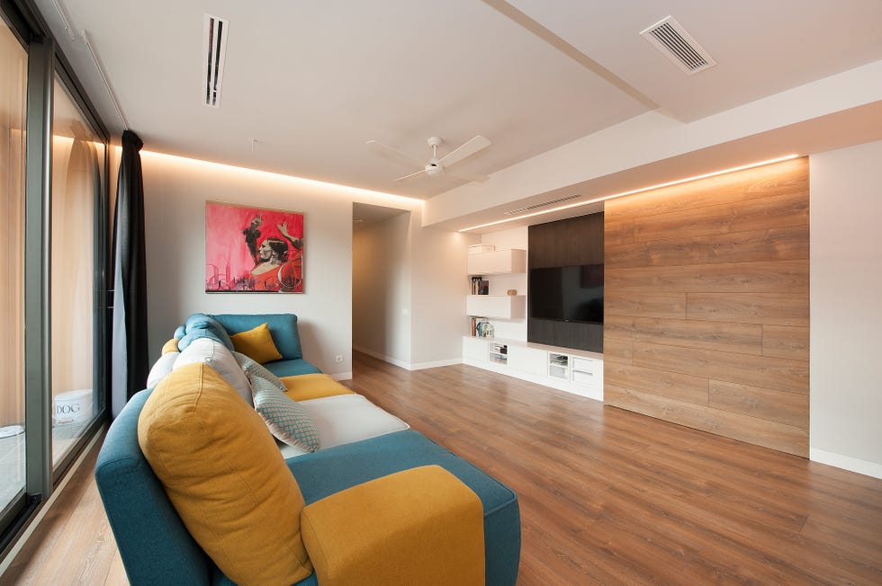 salón abierto con sofá modular de colores
