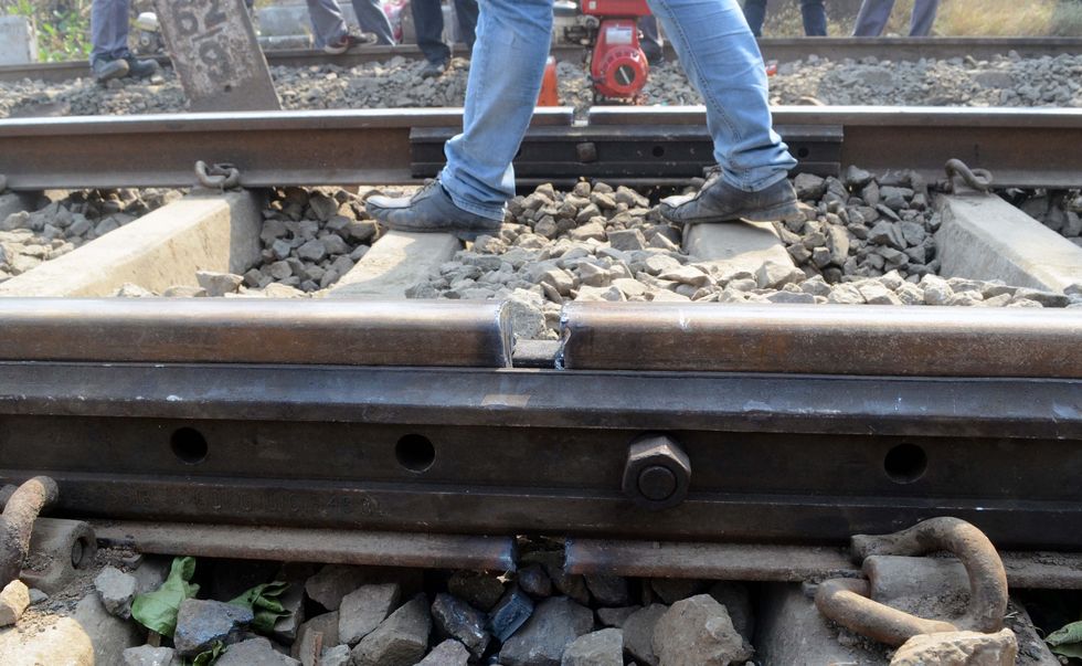 mumbai's central train services delayed as rise in temperature causes track fracture