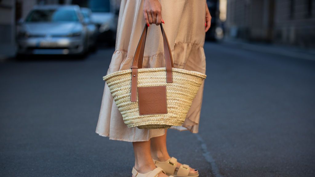 Loewe basket bag medium  Straw bag outfit, Summer outfits, Minimal fashion