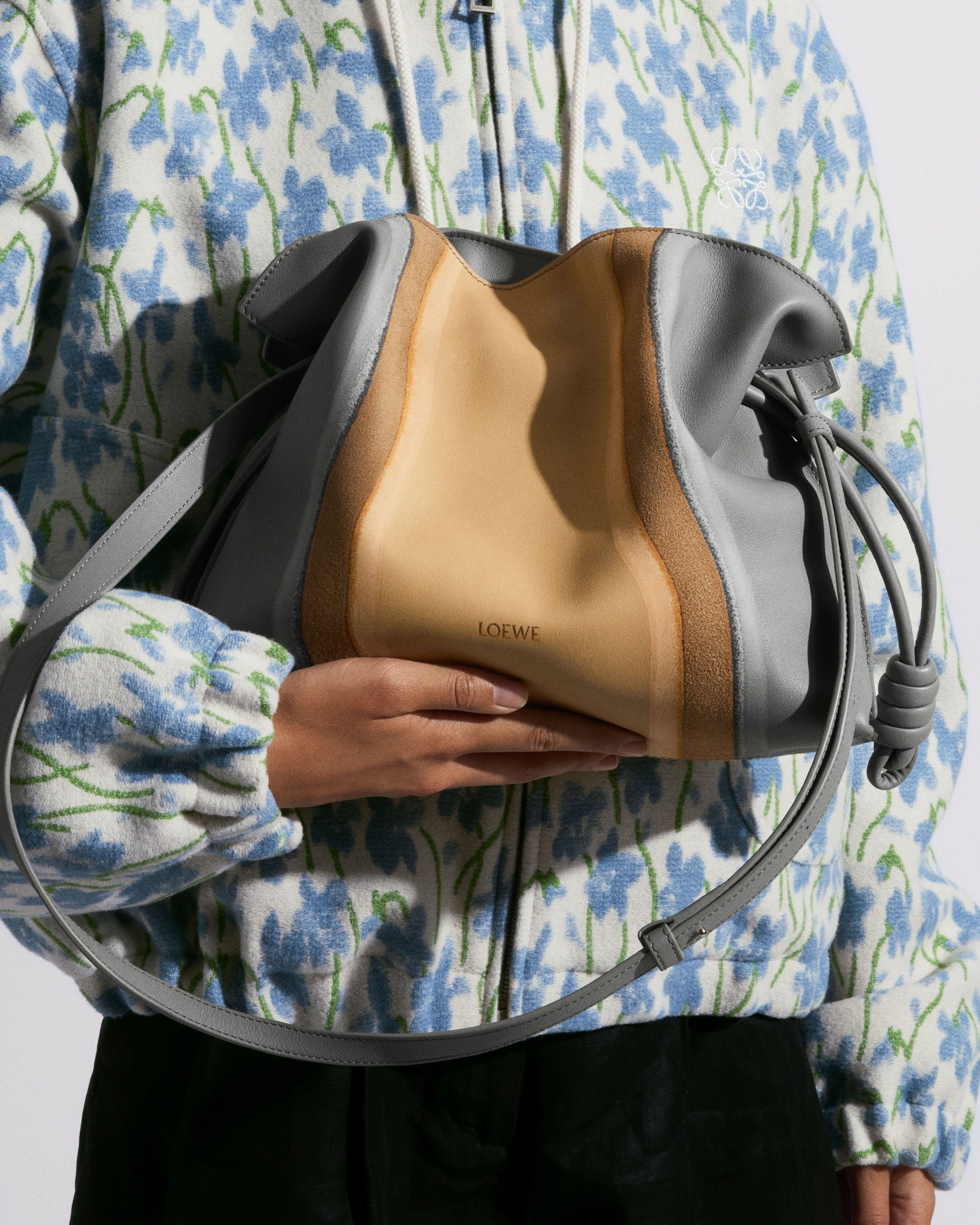 ◆LOEWE◆ ランドスケープ ミディアム ショルダーバッグ ロエベのレザークラフト技術を堪能できる「ランドスケープ