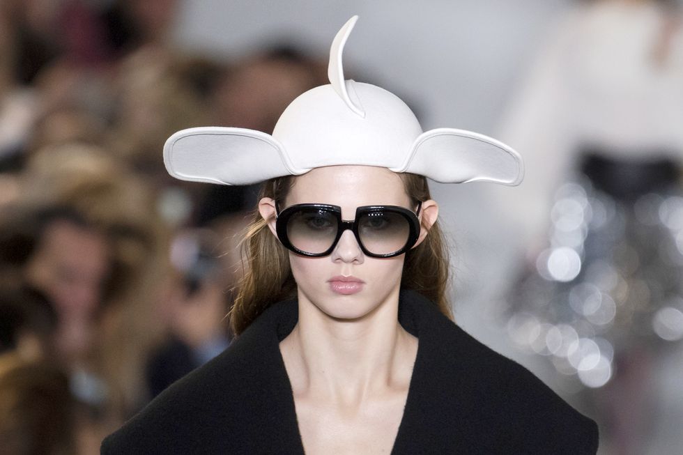 【巴黎時裝週】這頂「鯊魚帽」太萌了啦！Loewe 設計了一系列女孩的日常衣櫥，還有一個迪士尼卡通人物！