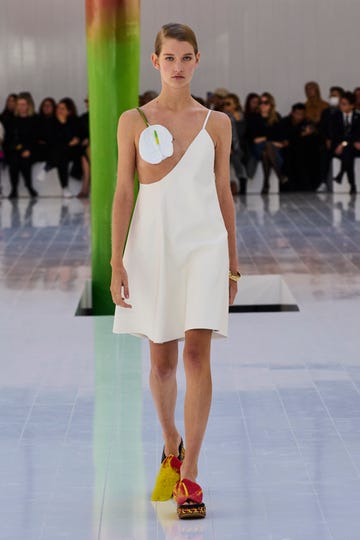 loewe primavera estate 2023, tendenze, slip dress, cut out