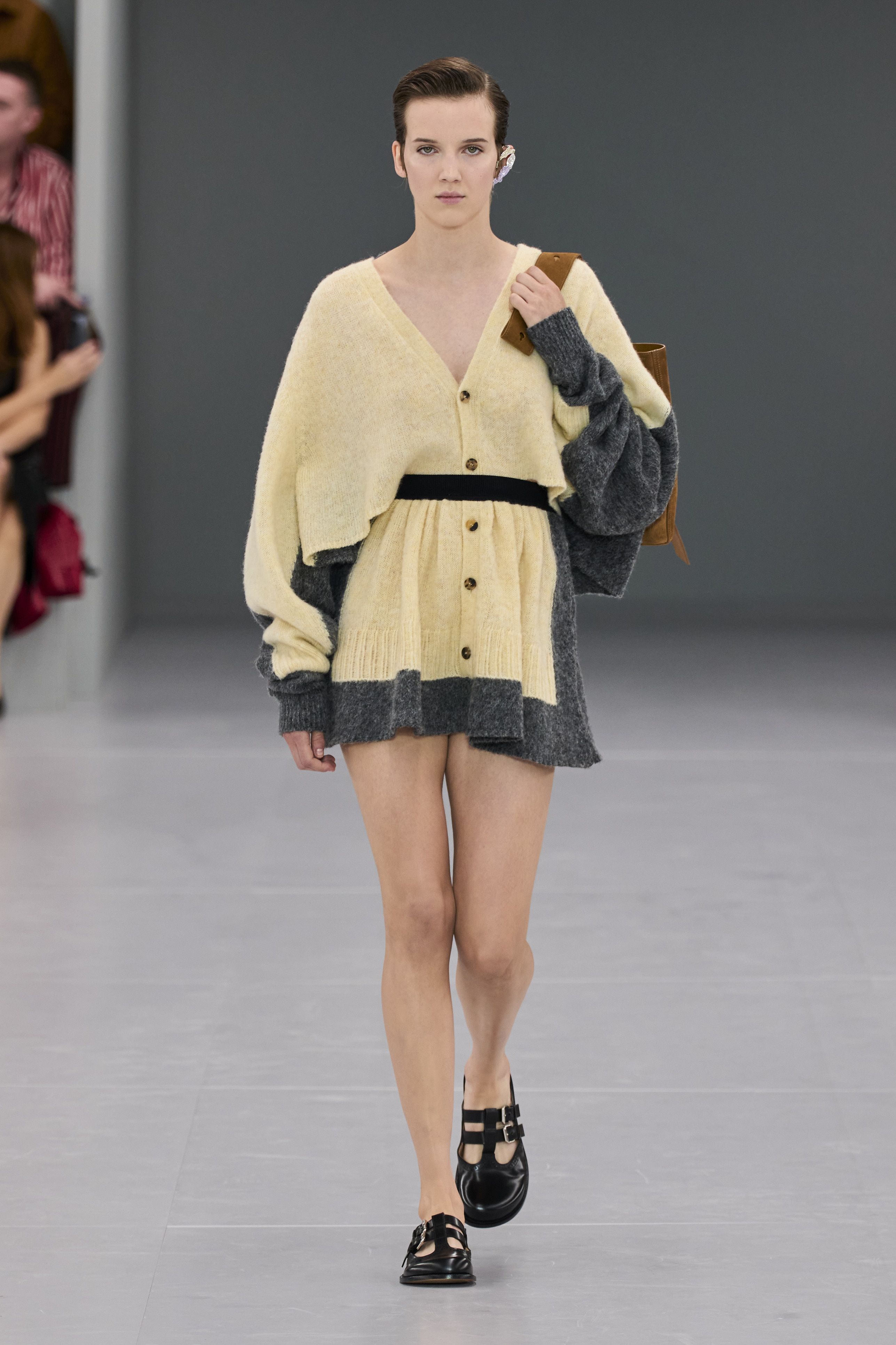 ルック】「ロエベ」2024年春夏コレクション - WWDJAPAN