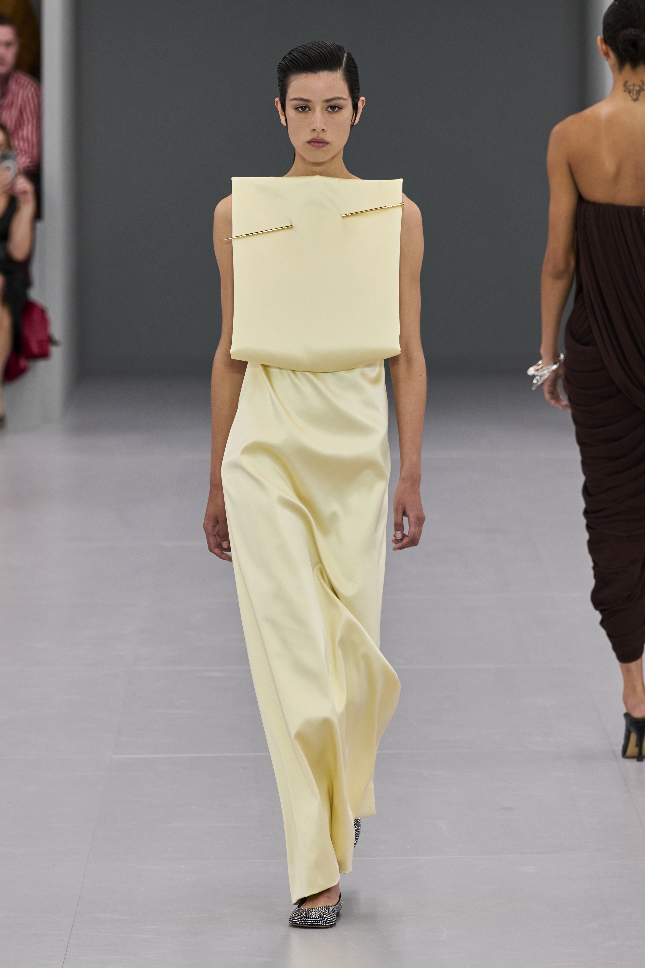 LOEWE デニム ロエベ 2024SS 綾瀬はるか着用 大胆なハイライズデニムも 新たな視点を提案する「ロエベ」24年