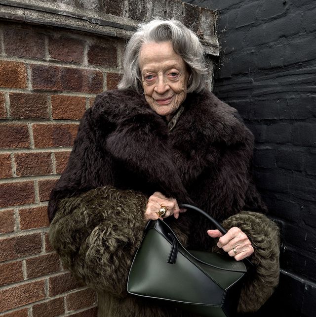 https://hips.hearstapps.com/hmg-prod/images/loewe-ss24-preco-jt-campaign-maggie-smith-rgb-cropped-4x5-loe050723-0739-653a76804b3d8.jpg?crop=0.885xw:0.709xh;0.0575xw,0.0493xh&resize=640:*