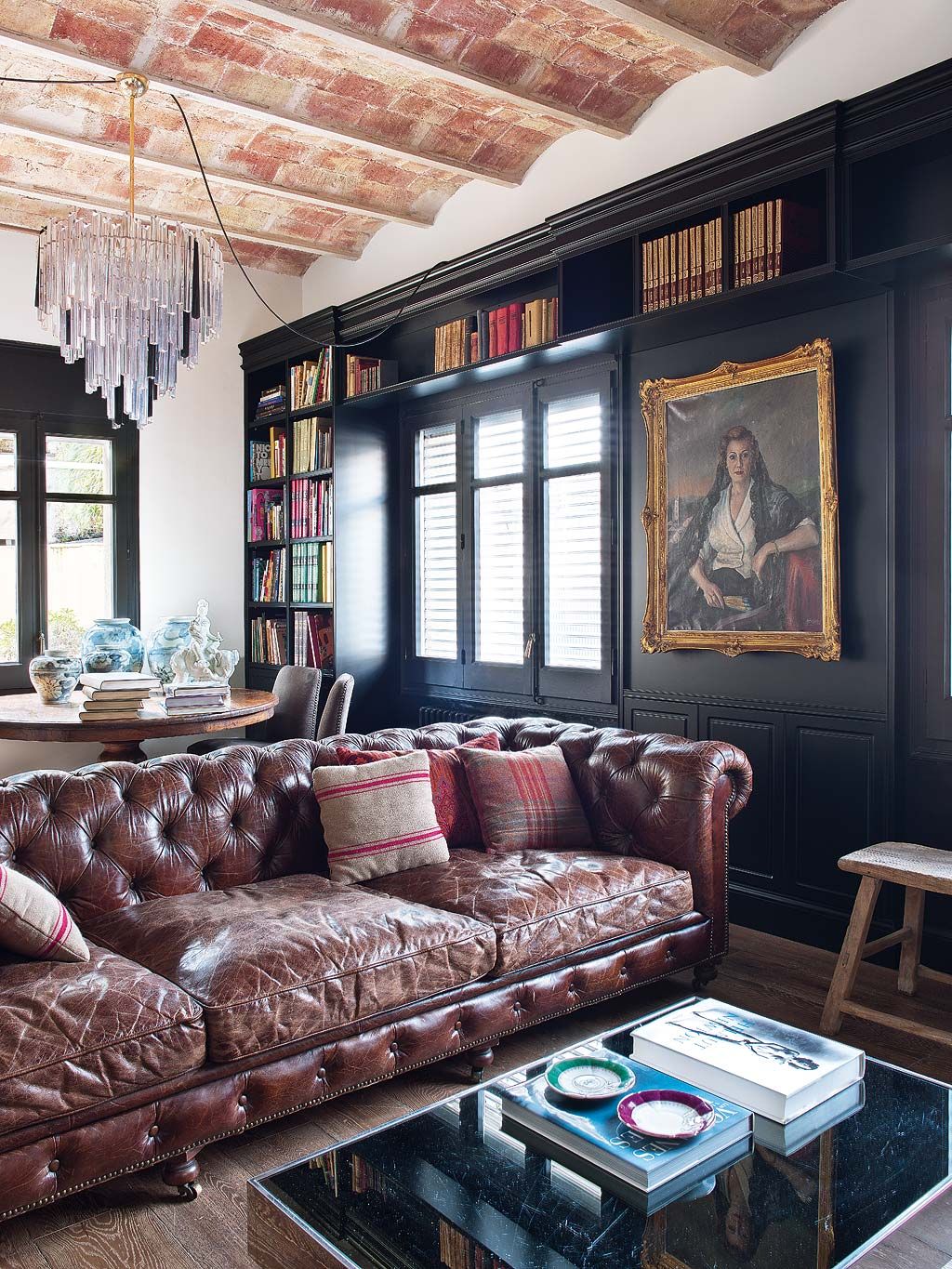 Un piso loft con muebles de diseño vintage en Barcelona