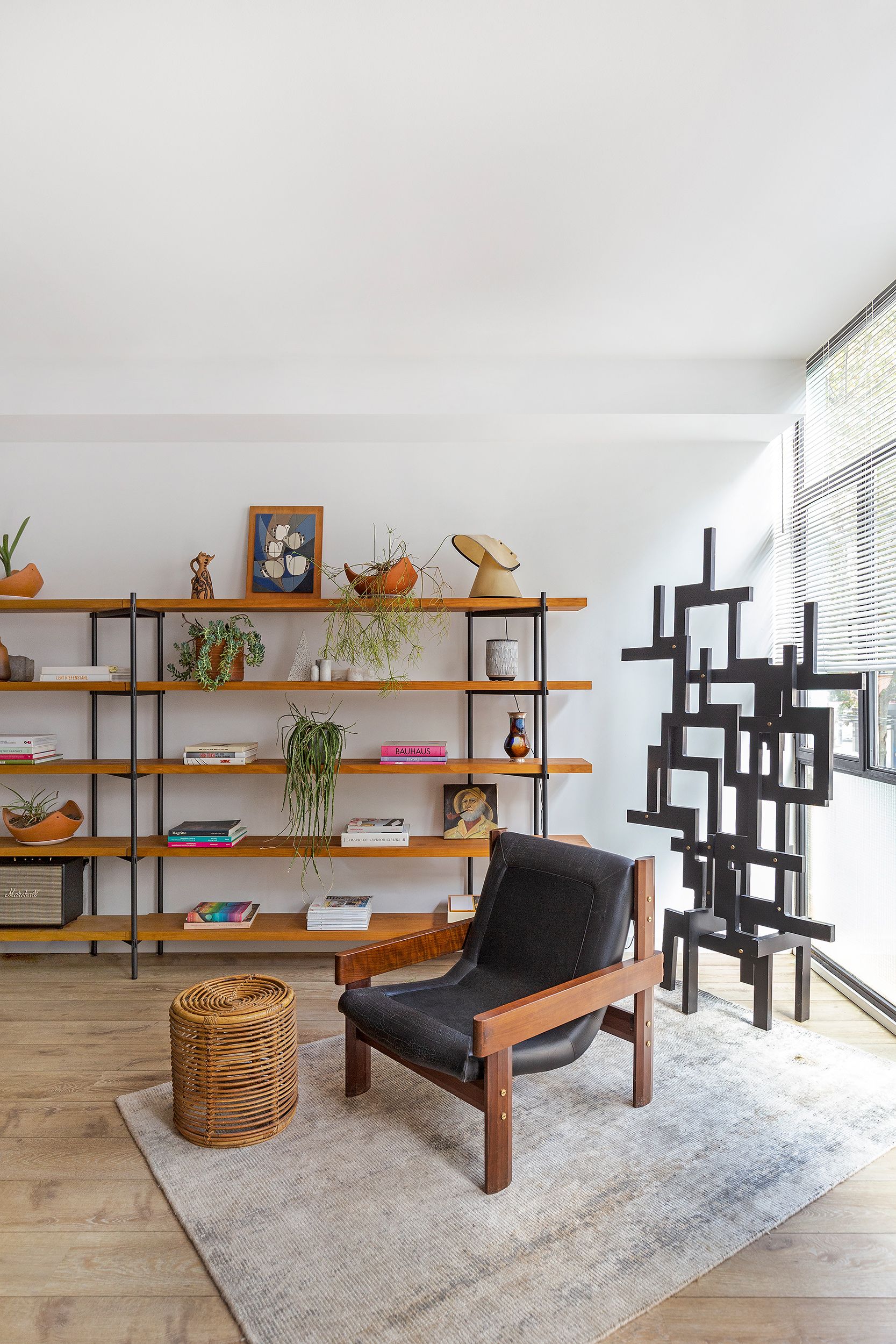 Un piso loft con muebles de diseño vintage en Barcelona