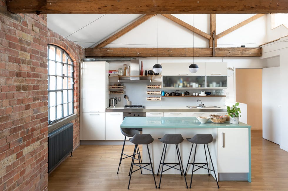 cocina abierta en un loft de estilo industrial