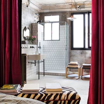 un loft con baños de estilo industrial en madrid