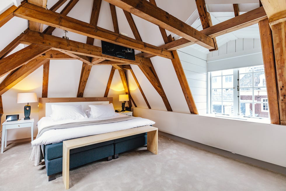 Een bed in een kamer