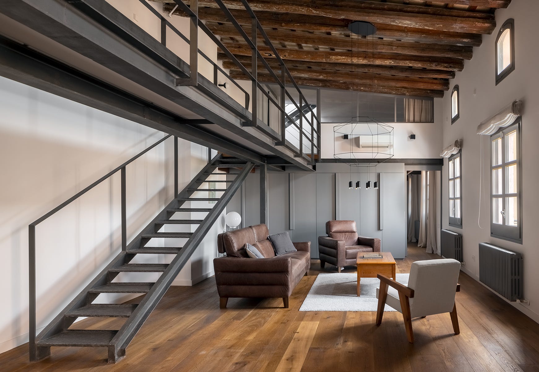 Un piso loft con muebles de diseño vintage en Barcelona