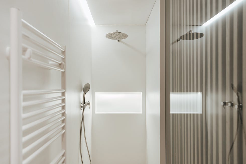 baño blanco moderno con ducha