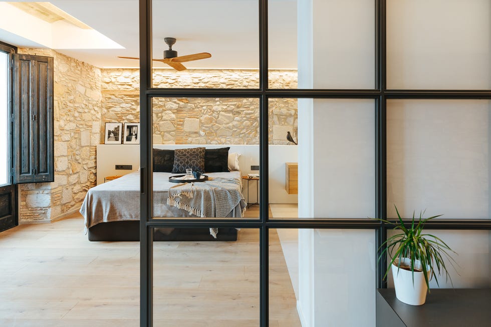 loft industrial con paredes de piedra vista