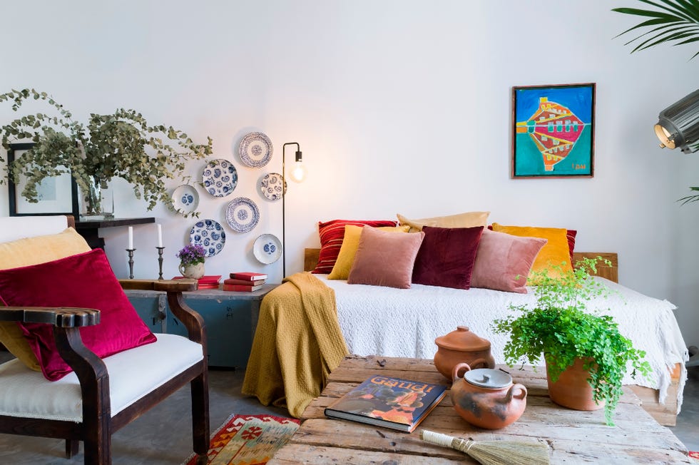 salón rústico con muebles recuperados