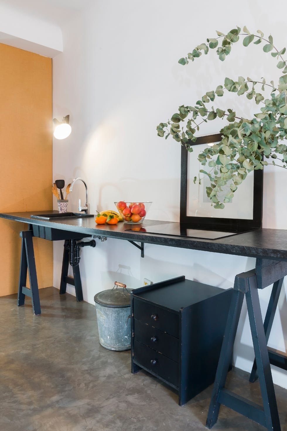 cocina rústica hecha con caballetes y un tablón negro