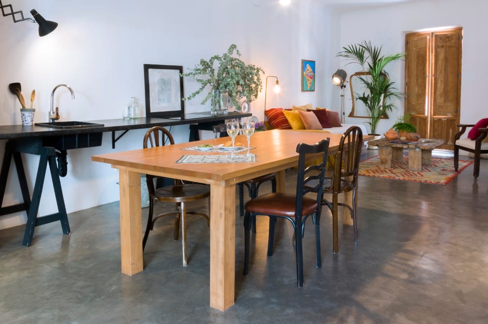 salón, comedor y cocina de estilo rústico y vintage con muebles recuperados