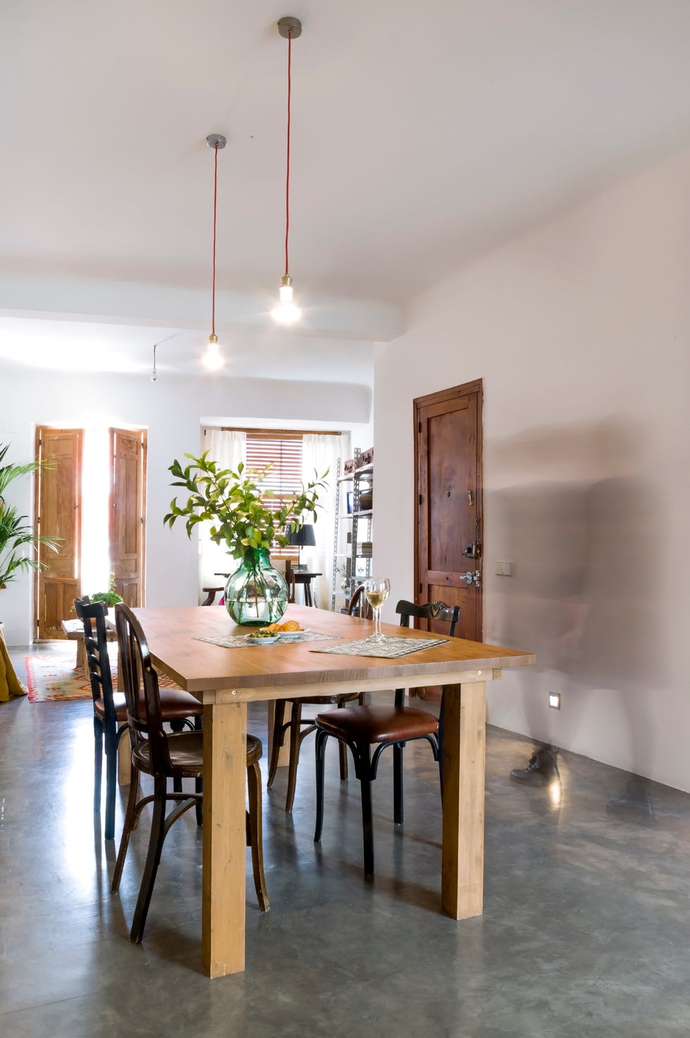 comedor con mesa de madera y suelo de microcemento