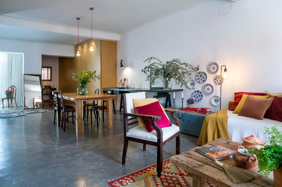 salón comedor con muebles recuperados