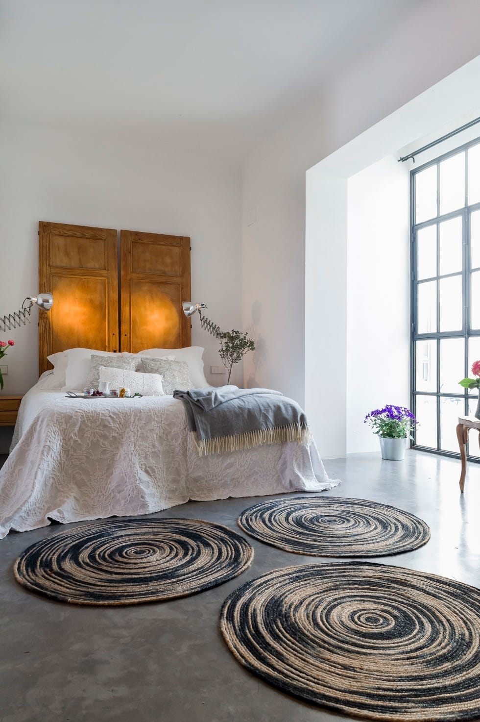 dormitorio rústico con puertas recuperadas en el cabecero