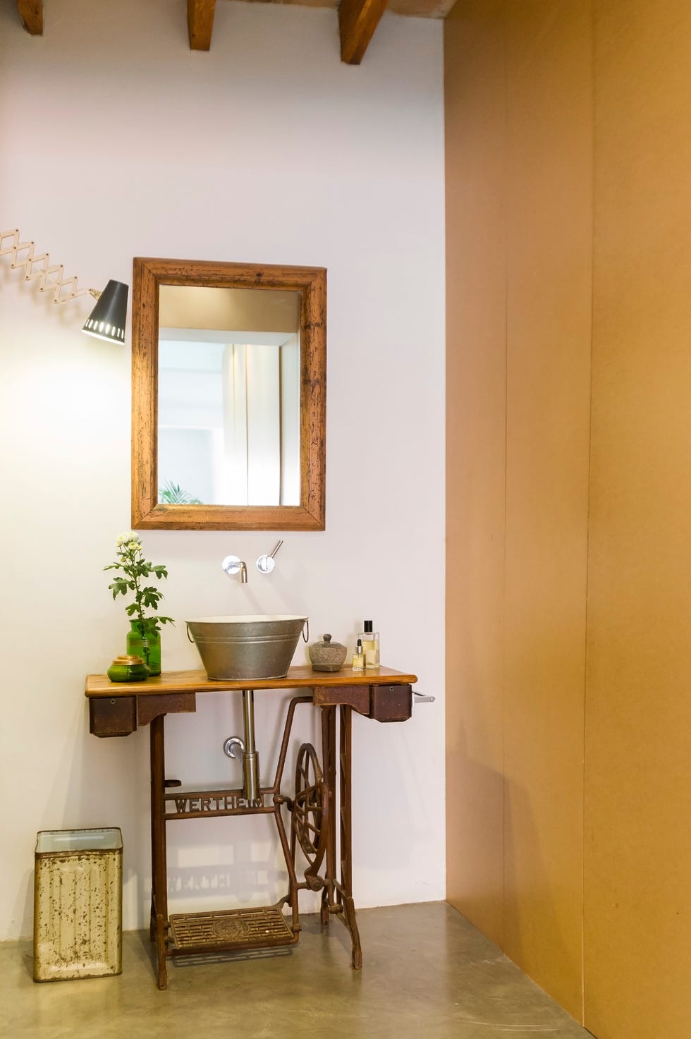 baño con máquina de coser como mueble de lavabo