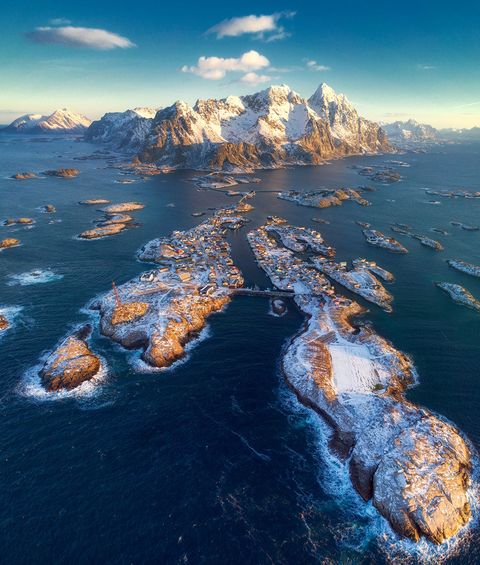 Henningsvr is een vissersdorpje op verschillende eilandjes voor de zuidkust van het grotere eiland Austvgya in de Noorse Lofotenarchipel
