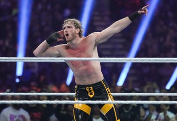 logan paul gesticula ante el público en wwe royal rumble