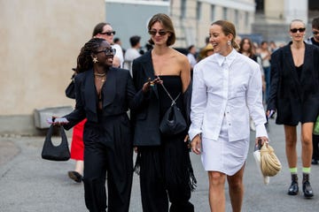 drie vrouwen poseren op straat tijdens kopenhagen fashion week