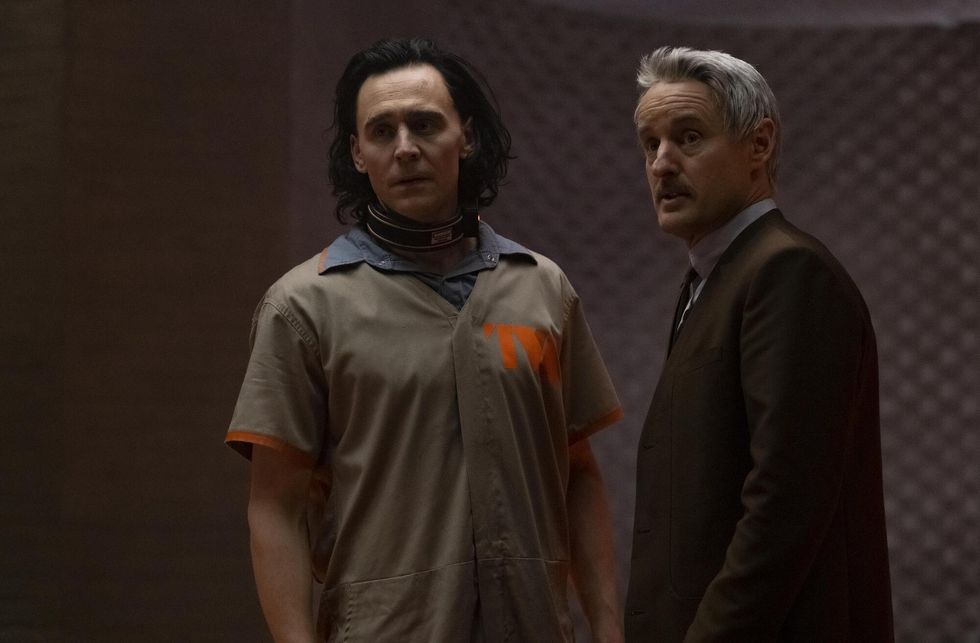 Tom Hiddleston als Loki und Owen Wilson als Mobius. In Loki trägt Hiddleston einen beigen Gefängnisoverall mit TVA-Logo