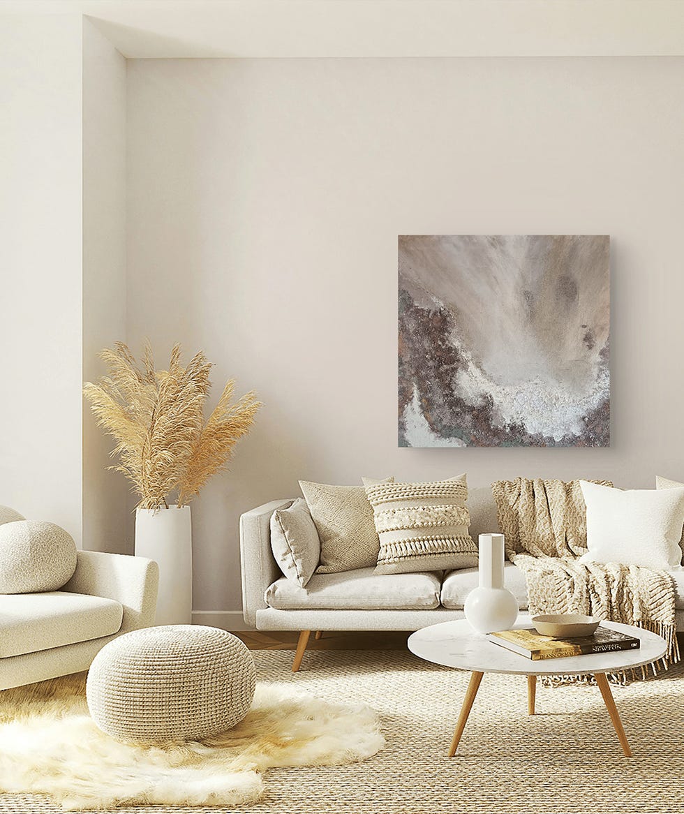 salon moderno con sofa en blanco y un cuadro abstracto lola castillejos