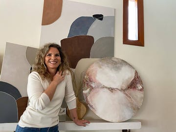 lola castillejos es una artista plastica que crea cuadros texturizados con algodon, arena de playa y sal