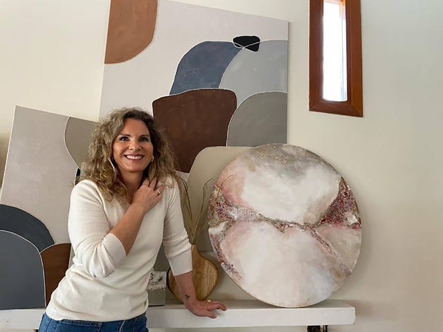 lola castillejos es una artista plastica que crea cuadros texturizados con algodon, arena de playa y sal