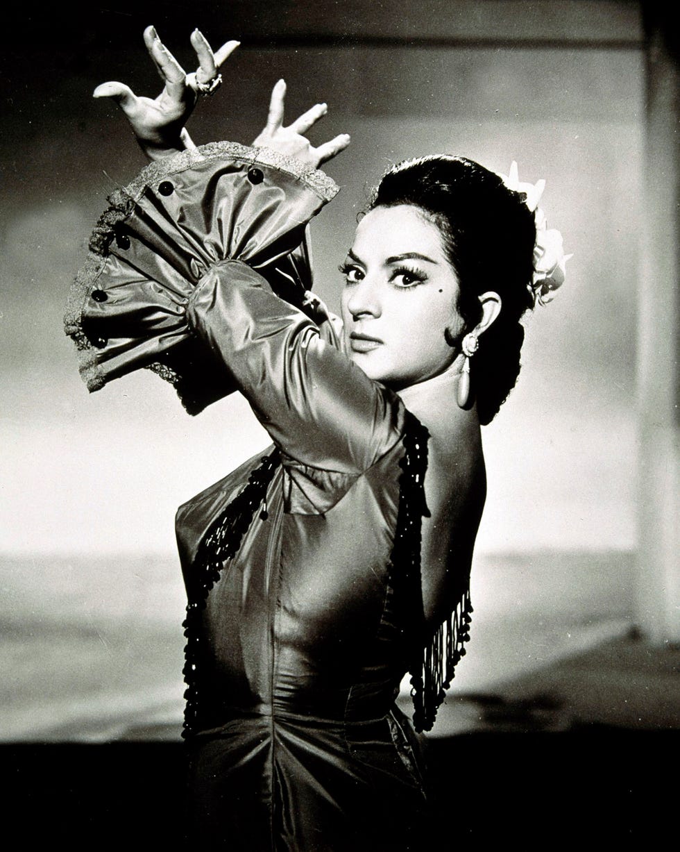 lola flores vestida de flamenco en una imagen en blanco y negro