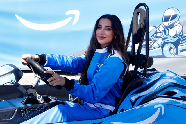 lola lolita montada en un kart en la presentacion de la escuderia prime de amazon