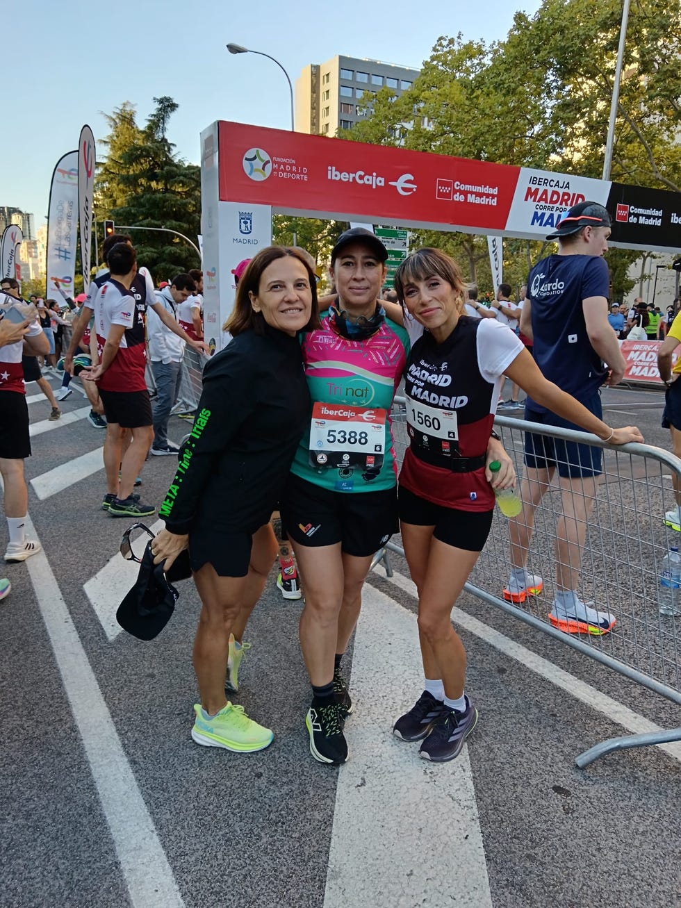 el equipo de corredores de runner's world en la carrera ibercaja madrid corre por madrid 2024