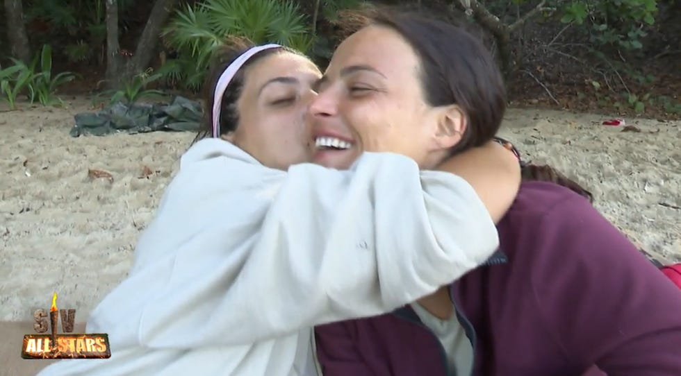 lola mencia abraza a marta penate