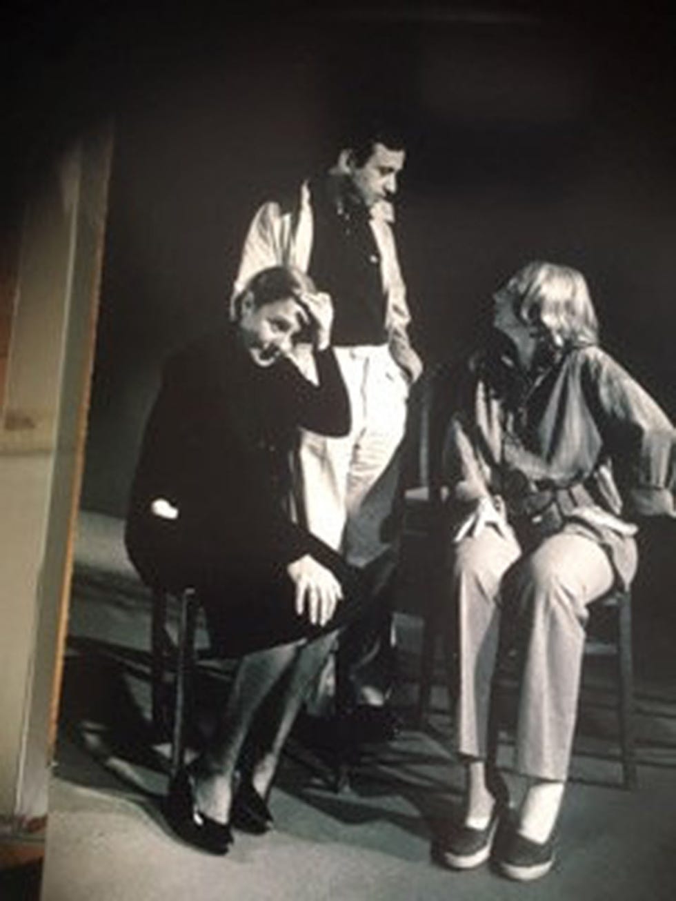 lola herrera con josé sámano y josefina molina en un descanso del rodaje de la película función de noche