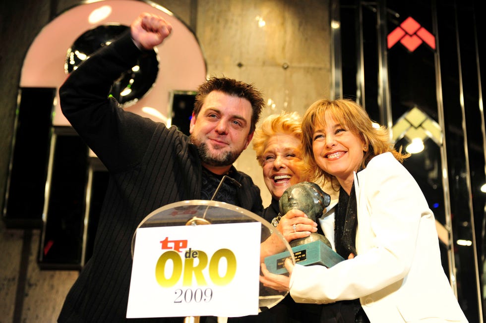 la actriz en los premios tp de oro con sus hijos daniel y natalia