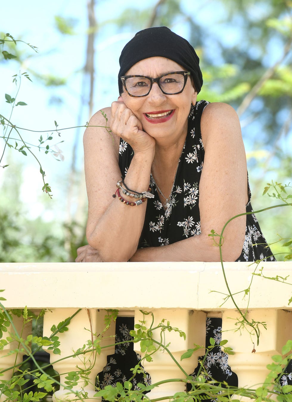 la madre del ex de miguel bosé, con turbante porque lucha contra el cáncer, posa para diez minutos