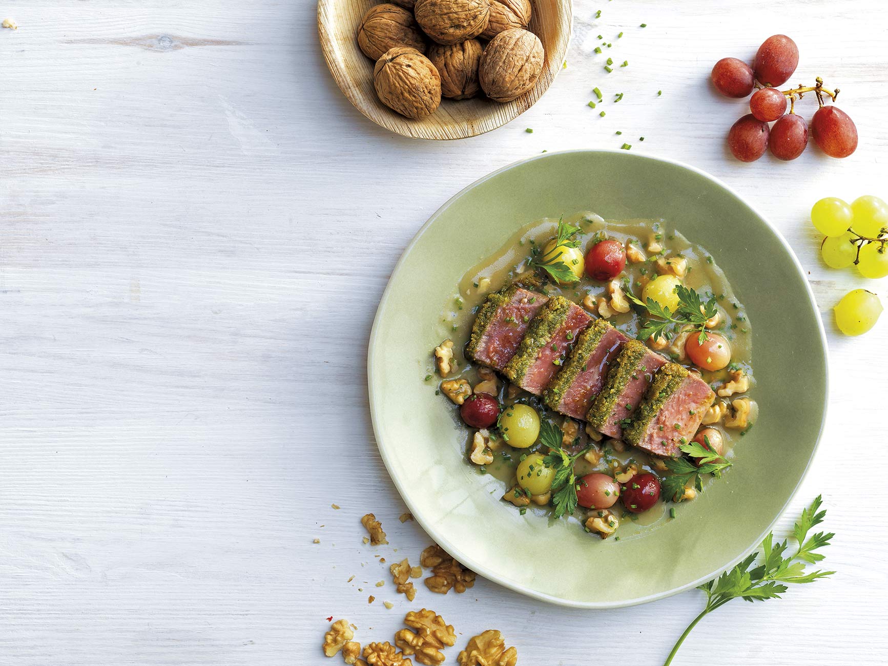 lomo de atún gratinado con nueces y salsa de uvas