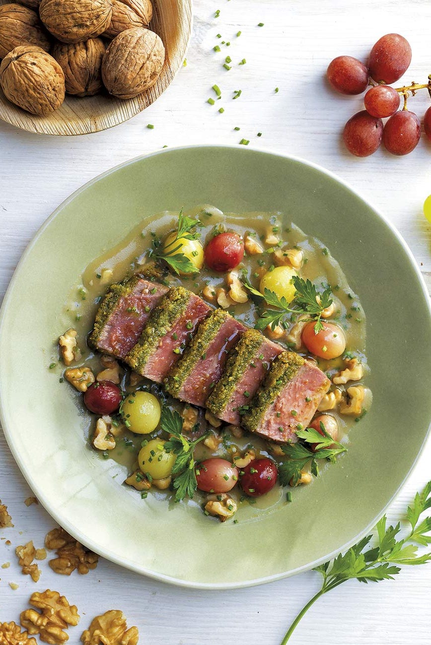Lomo de atún gratinado con nueces y salsa de uvas lomo de atún gratinado con nueces y salsa de uvas