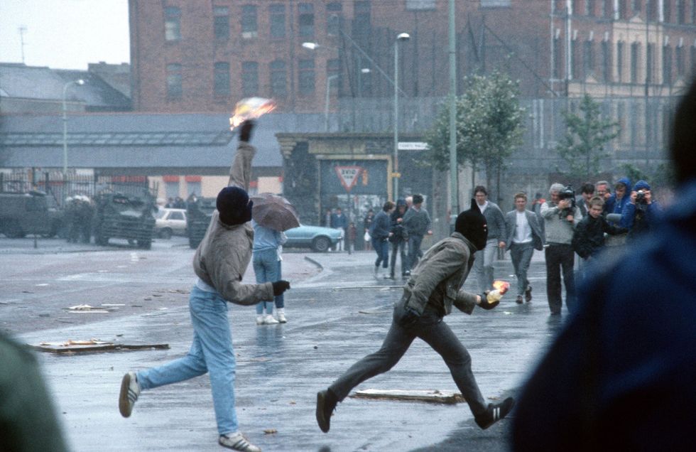 Molotovcocktails waren het favoriete wapen tijdens de Troubles in NoordIerland ook op een regenachtige dag in Belfast in 1985