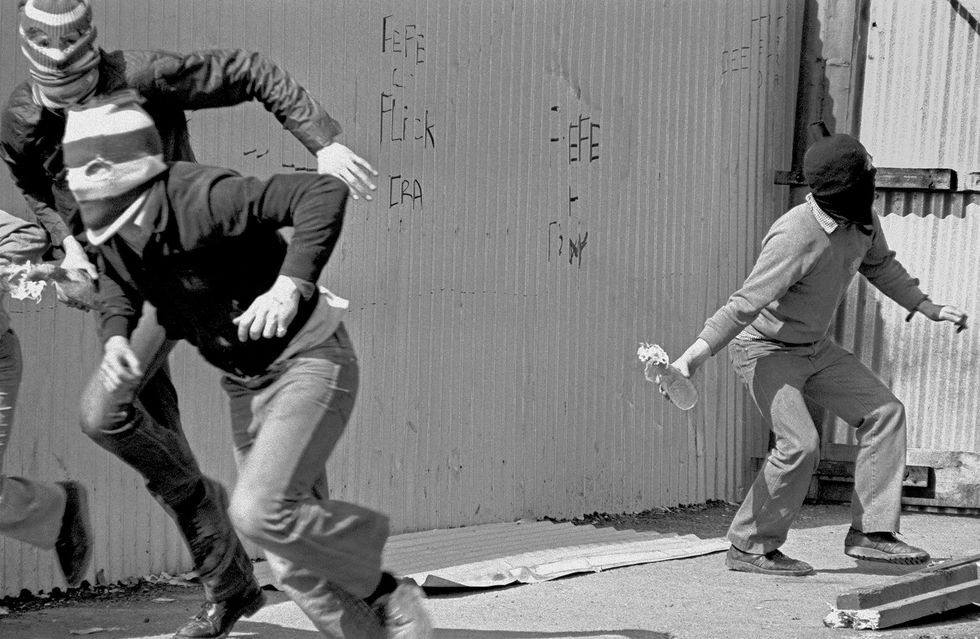 In het NoordIerse Belfast in 1981 slaan gemaskerde mannen op de vlucht terwijl een van hen achterblijft om nog een laatste molotovcocktail te gooien