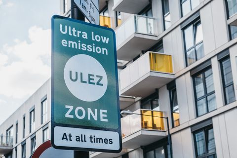 tanda ulez zona emisi ultra rendah di sebuah jalan di london, uk
