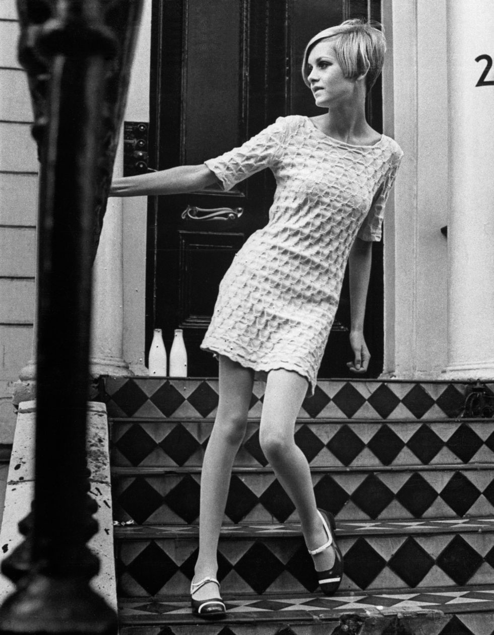twiggy poses on a london doorstep