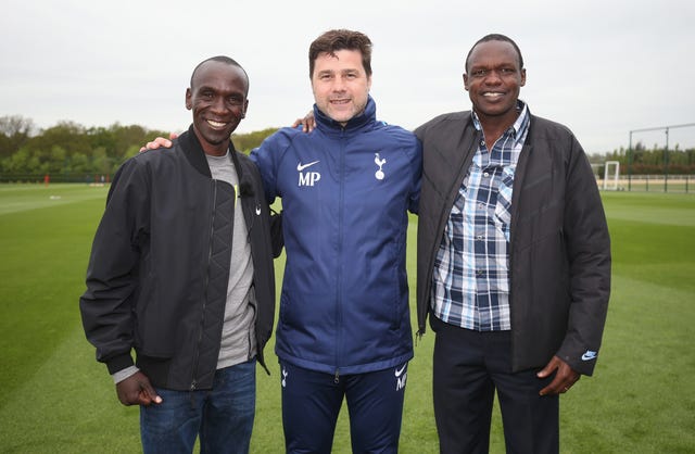 Eliud Kipchoge y Patrick Sang con Pochettino