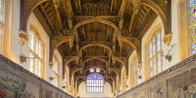 Who in the hall. Дворец Хэмптон-корт в Лондоне. Хэмптон-корт дворец интерьеры. Замок Хэмптон корт. Хэмптон-корт дворец внутри.